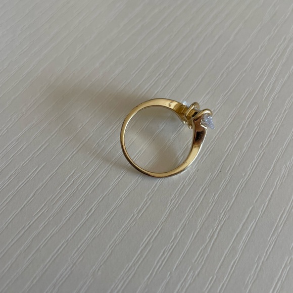 Gold ring with rectangular gemstone - Picture 2 of 3